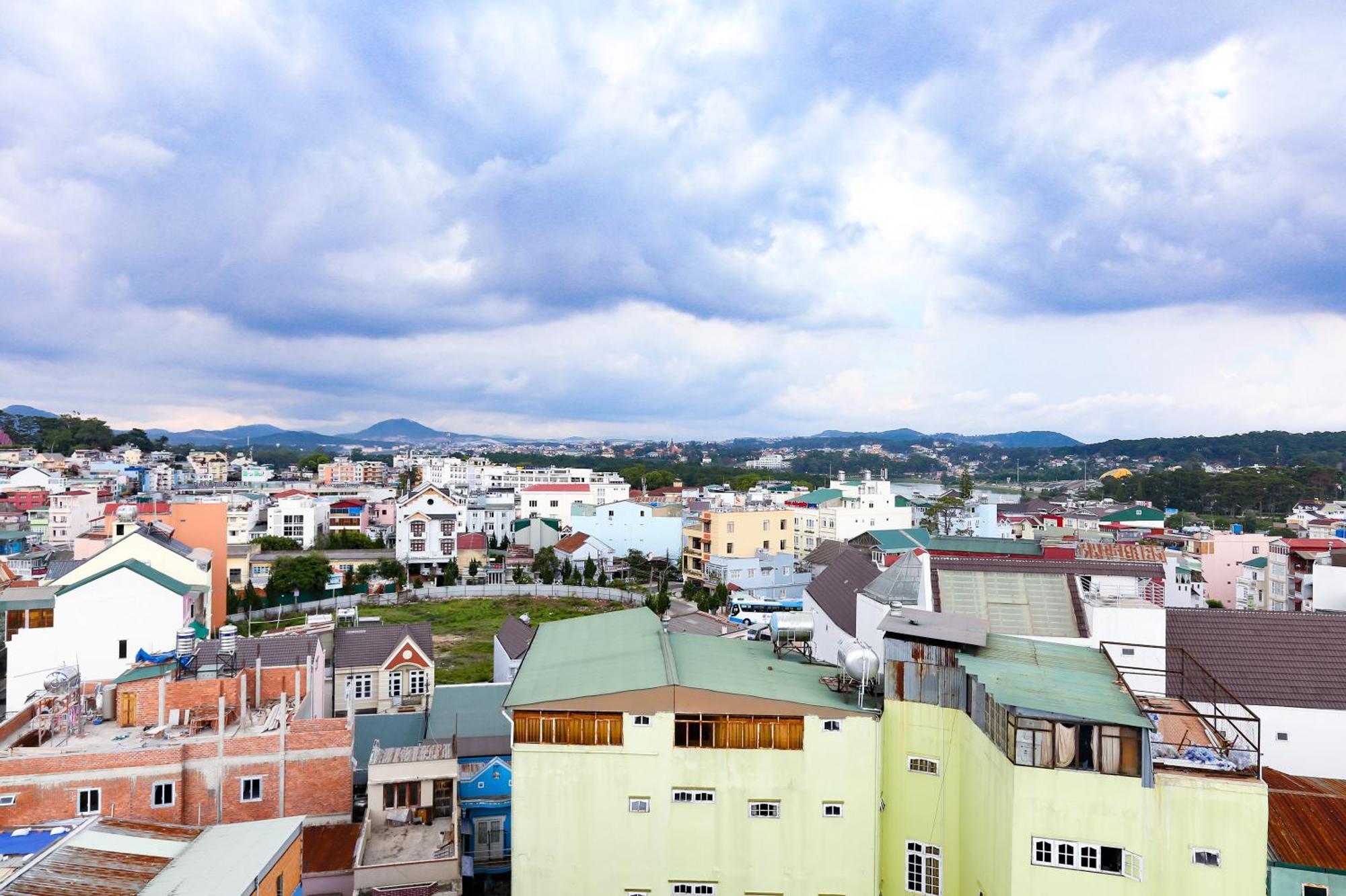 Iris Dalat Hotel Екстериор снимка